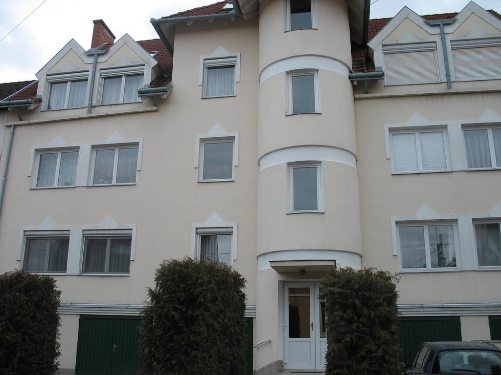Gyorapartman Rum bild